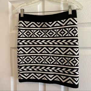 😍😍🥰Forever 21 SzM cream/black winter mini-skirt.